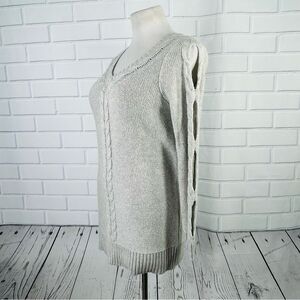 Maurices Light Gray Cable Knit Cold Shoulder V-Neck Sweater - Small